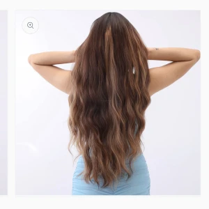 Peruk - En brun ombre syntetisk peruk med lugg, den är 30 inch. Endast testad men tyckte inte färgen passade min hudton. Jätte bra kvalité och super lent hår, från Heartemis. 