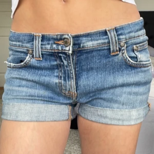Lågmidjde jeans shorts  - Säljer dessa snygga lågmidjade jeansshorts 