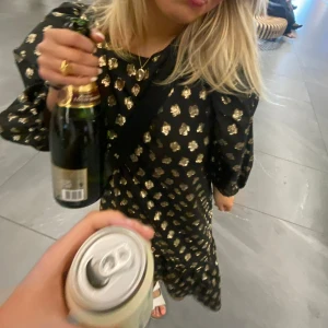 Riktigt Ball klänning!!!! - En ovanlig second female klänning säljs pga dåligt med användning. Ny pris på klänningen ligger runt 2000 + och går inte att hitta någonstans.  Perfekt festival klänning nu inför sommaren;) endast använd en gång