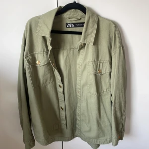 Jeansjacka  - En jätte fin jeansjacka från Zara. Speciellt fint nu till sommaren. Jätte fin i kicket.