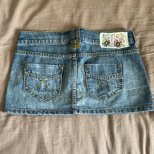 Lågmidjad jeanskjol - Skit snygg lågmidjad jeanskjol med snygga fickor. Midjemått 37 och längd 37. Jag är 1,65 💕