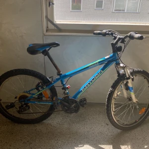 Cykel säljes *PRIS KAN DISKUTERAS* - Cykel som passar ca 7 - 10år. Upphämtas i Rinkeby 