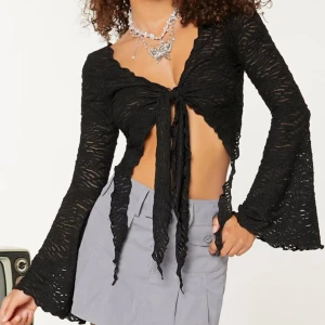 Svart blus - Svart supersöt blus topp i storlek s/36. 