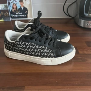 Snygga skor - Superfina skor från pepe jeans. Säljer då de inte kommer till andvändning. 