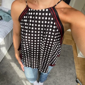 Topp - Gammal topp från zara med prickar! Den är väldigt lång natirligt så jag brukar vika in den!