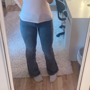 Low waist bootcut jeans - Low waist jeans från Gina tricot i bra skick men lite slitet längst ner (fråga om bild) 💓