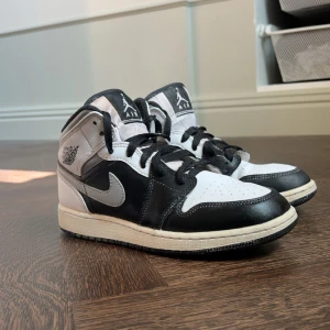 Jordans  - Säljer mina Jordans som jag haft ett tag nu. Dom är använda rätt mycket och har därför lite slitage. Nya skosnören skulle nog behöva köpas & dom går säkert att göra finare och renare med tålamod. 