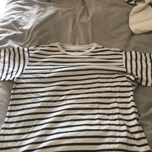 T-shirt,vit svart randig - Använd men inga fläckar och inte sönder