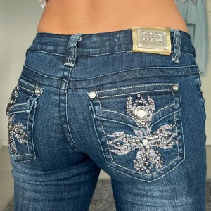 Jeans - midjemått: 35cm rakt över, innerbenslängd: 80cm 💗 