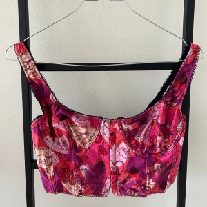 Y2K topp - Y2K topp/korsett/bustier från Urban Outfitters - inga tecken på slitage  - storlek L passar även M - Knäppe baktill 