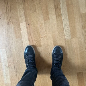 Lanvin - Säljer nu ett par svarta lanvins, skicket är sådär men därför har jag det billiga priset. Skorna går självklart fortfarande att använda men skorna har defekter på cap toen och på sidan av skon men det är inget man märker av. Pris kan diskuteras!