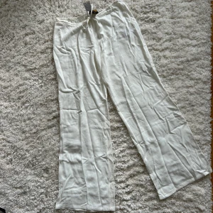 Vita Linnebyxor - Vita linnebyxor från Urban outfitters - Aldrig använda  - Storlek M - Låg midja  - Prislapp kvar