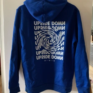 Blå hoodie  - As cool marin blå hoodie med snyggt tryck på badsidan! 💙storlek S, men ganksa stor i storleken