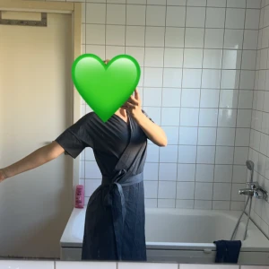 Filippa K omlottskläning - Super snygg oanvänd omlottklänning! Passar bra till mer eleganta och uppklädda tillfällen