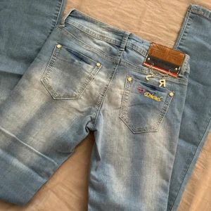 Low waist bootcut jeans - Helt oanvända jeans från diesel