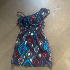 volangklänning - volangklänning oneshoulder strl M men passar även s 