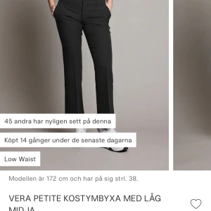 VERA PETITE KOSTYMBYXA MED LÅG MIDJA - Säljer dessa trendiga men oanvända kostymbyxorna i modell Vera Petite! De var alldeles för korta för mig därav sprätte jag upp de för att få de längre (se bild 3). Tycker fortfarande de är på gränsen till för korta, därför väljer jag att sälja dem❤️ 