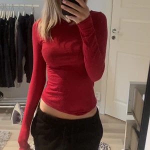 Intimissimi tröja - Röd tröja från intimissimi🤍Den har två små hål som syns på bild 2 och 3, ett vid axeln och ett vid handleden men inget man tänker på 😊