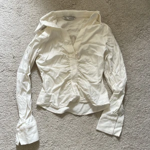 Zara topp - Fin topp/skjorta från zara i mycket bra skick💕 liten prick/ fläck som knappt syns som går bort i tvätten