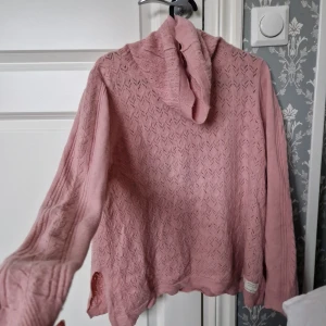 Stickad tröja  - Rosa stickad tröja med krage. Fint skick. Storlek 2.