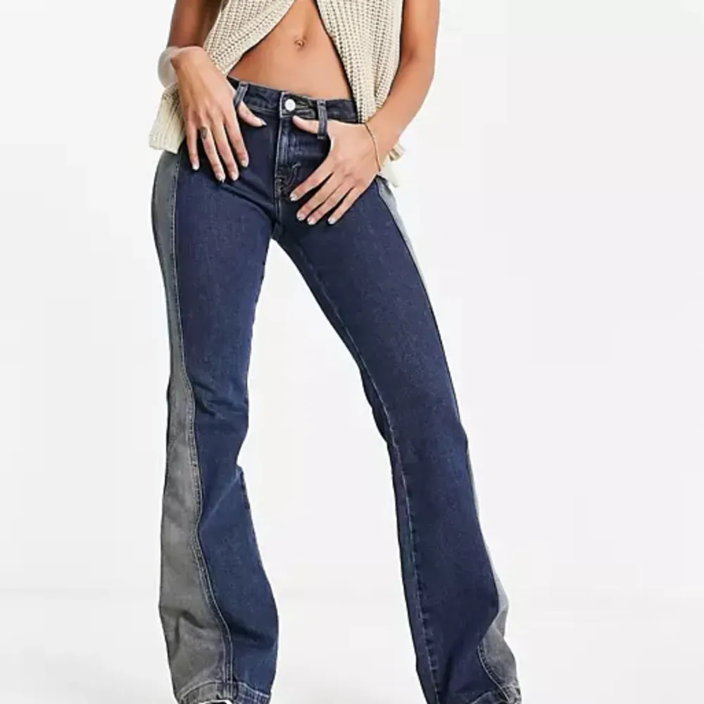 Säljer dessa supersnygga lågmidjade jeans som tyvärr blivit försmå och kommer däröfr inte till användning💗hör av er för midjemått och innerbenslängd. Jeans & Byxor.