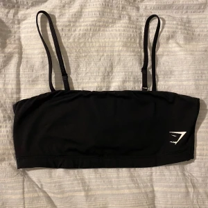 Gymshark Bandeau Sport-Bh - Sport-bh från Gymshark i storlek L, skulle dock säga att den sitter mer som M. Använd få gånger och i väldigt bra skick! Nypris 299, säljer för 130! 🖤