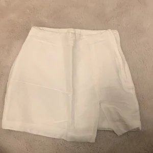 Linne kjol - Söt linne kjol perfekt för sommaren, nästan aldrig använd. Skriv för mer frågor 