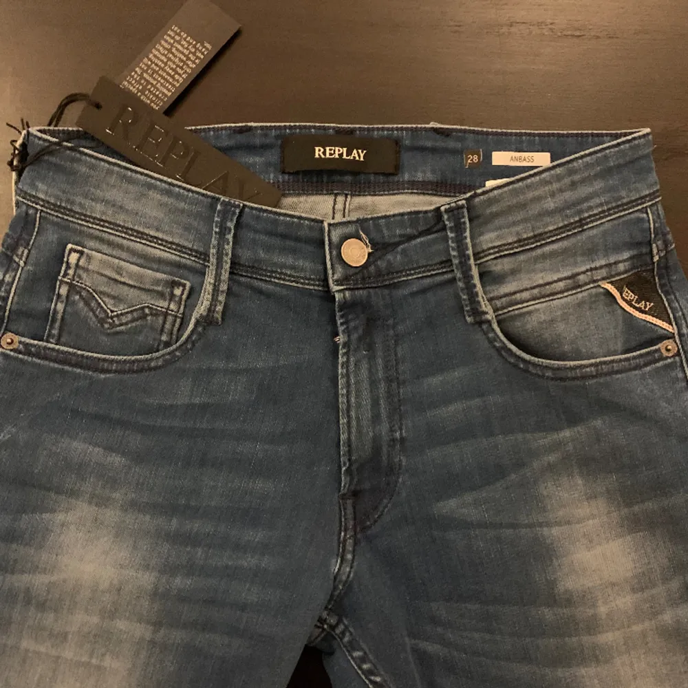 Helt nya jeans från replay! De är aldrig använda och är i storlek 28/32 med alla tags kvar. Nypris ligger runt 1700 och de sitter slim fit. Jeans & Byxor.
