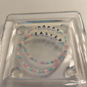 Påsk armband😍 - Påsk armband gjorda med stretchig tråd och texten "happy easter". 50kr+18kr frakt (man får båda för 50kr). Skriv priv vid intresse eller frågor. TRYCK INTE PÅ KÖP NU🫶🏼