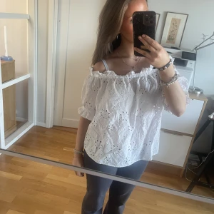 Vit blus  - Säljer min fina vita sommar blus från H&M eftersom att den inte passar mig 🩷skriv för fler frågor 