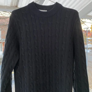 Flätad tröja - Hej! Jag säljer mig flätade tröja. Jag säljer den för att den har inte kommit till användning.Den är i väldigt bra skick. 