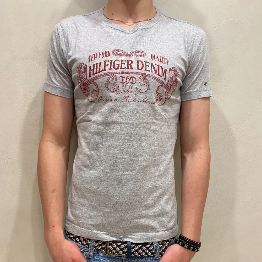 T-Shirt Tommy Hilfiger  Modell: 184cm & väger 73kg Storlek: S Skick: 9/10 Allmänt Använd  Material: Bomull  Skriv om ni har frågor! . T-shirts.