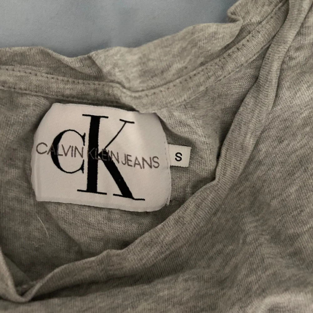Säljer en grå Calvin klein tröja i storlek S eftersom att den inte kommer till användning. Tröjan är jätte fin men inte längre min stil :) hör av er vid mer frågor eller bilder :). Tröjor & Koftor.