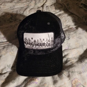 Velvetkeps. Byter gärna! - 10/10 i skick  en svart lunch on top of a sky scraper  keps. Ny pris 759 kr Pris kan diskuteras...  kan byta mot anna huvudbonad 