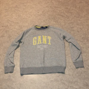 Gant hoodie  - En snygg grå gant hoodie med gul text skön inte använt så mycket storlek 158/164 kan diskutera pris 