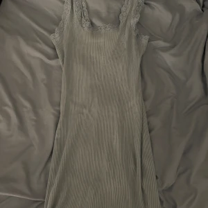 Blå klänning  - Säljer en jätte fin klänning i storlek S. Säljer den eftersom att den är lite för kort för mig som är 174 :) 