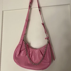 Handväska  - En oanvänd väska, nypris 450 kr!