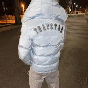 Trapstar jacka  - Säljer min trapstar jacka då den inte kommer till användning längre. endast använd ett få tal gånger. St S men passar även M  Pris går att diskutera 