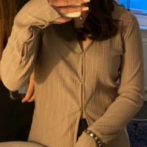 Ljusbrun blus - Från Gina tricot, använd Max 1-2 gånger