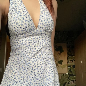 Blommig halter-neck klänning - Jättesöt halter-neck klänning! ”Banden” går att justera genom att knyta olika hårt.  Vill gärna ha kvar den men har tyvärr inte plats! Skriv gärna om ni undrar nått eller vill ha fler bilder/mått! <3