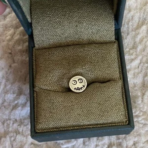 Marianilsdotter örhänge  - Säljer detta jätte gulliga örhänge från marianilsdotter som är perfekt att matcha till större smycken eller att ha för sig själv. Köptes för ungifär 1000 kr säljer för 500? Kan mötas❤️