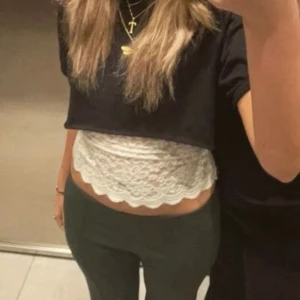 Vit spets topp - Säljer min fina spetstopp som tyvärr är för stor på mig, den har aldrig används så är i väldigt bra skick. Den är i strl xs men skulle säga att den mer passar s, skriv gärna ifall ni har frågor💕