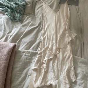 lång silkes klänning hm - Så snygg volang silkes-klänning ifrån hm, oanvänd och passar XS till S skulle jag tippa😍