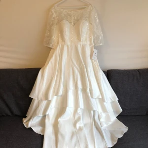 Ny oanvänd Bröllopsklänning/ brudklänning säljes - Se storlek på bild (motsvarar storlek L) Superfin och helt ny/ aldrig använd - enbart provad vid ett par tillfällen. 