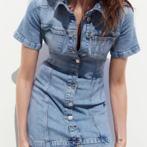 Jeansklänning - Säljer min helt nya zara klänning då den var för kort på mig…😫Den är super fin och prislappen är kvar på! Betalning sker via swish!💙Frakt ingår i priset! 