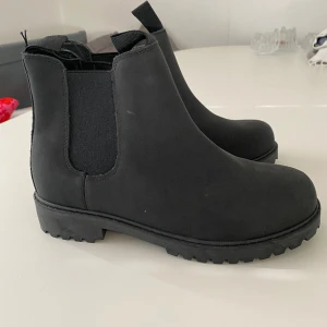 Boots  - Nya! Storlek 39. Tunt fodrade. 