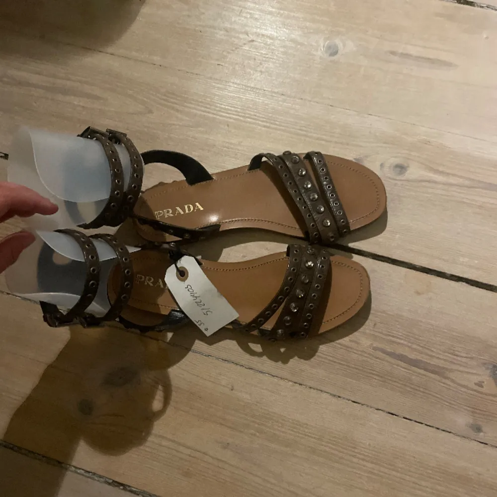 Fina slippers från Prada i nyskick  passar en 38 också . Skor.