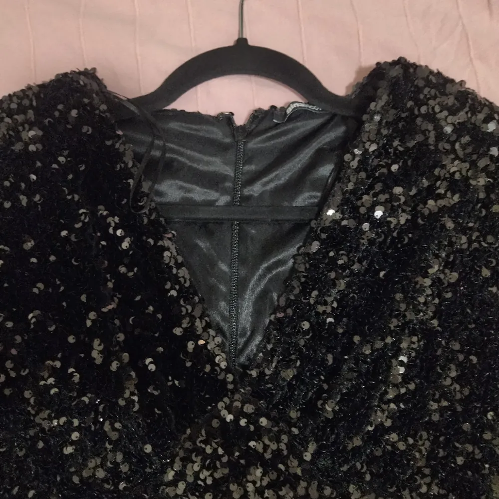 Denna klänning är ifrån Gina Tricot och är i storlek M. Jag har använt denna klänningen en gång och är i skönt material. Ordinarie priset på klänningen är 599 kronor.. Klänningar.