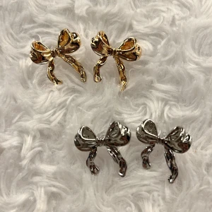 Rosett örhängen  - Super fina högkvalitativa, guldiga är i 14k guldplätering💕 självklart helt oanvända då jag har flertal att sälja ut, ett par för 100kr kontakta mig för köp