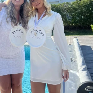 Min otroliga studentklänning🤍 - Säljer nu min älskade studentklänning från Nelly❤️‍🔥endast använd en gång på min student och är helt i nyskick! Passar perfekt till studenten eller som en sommarklänning❤️säljs ej på Nellys hemsida längre!